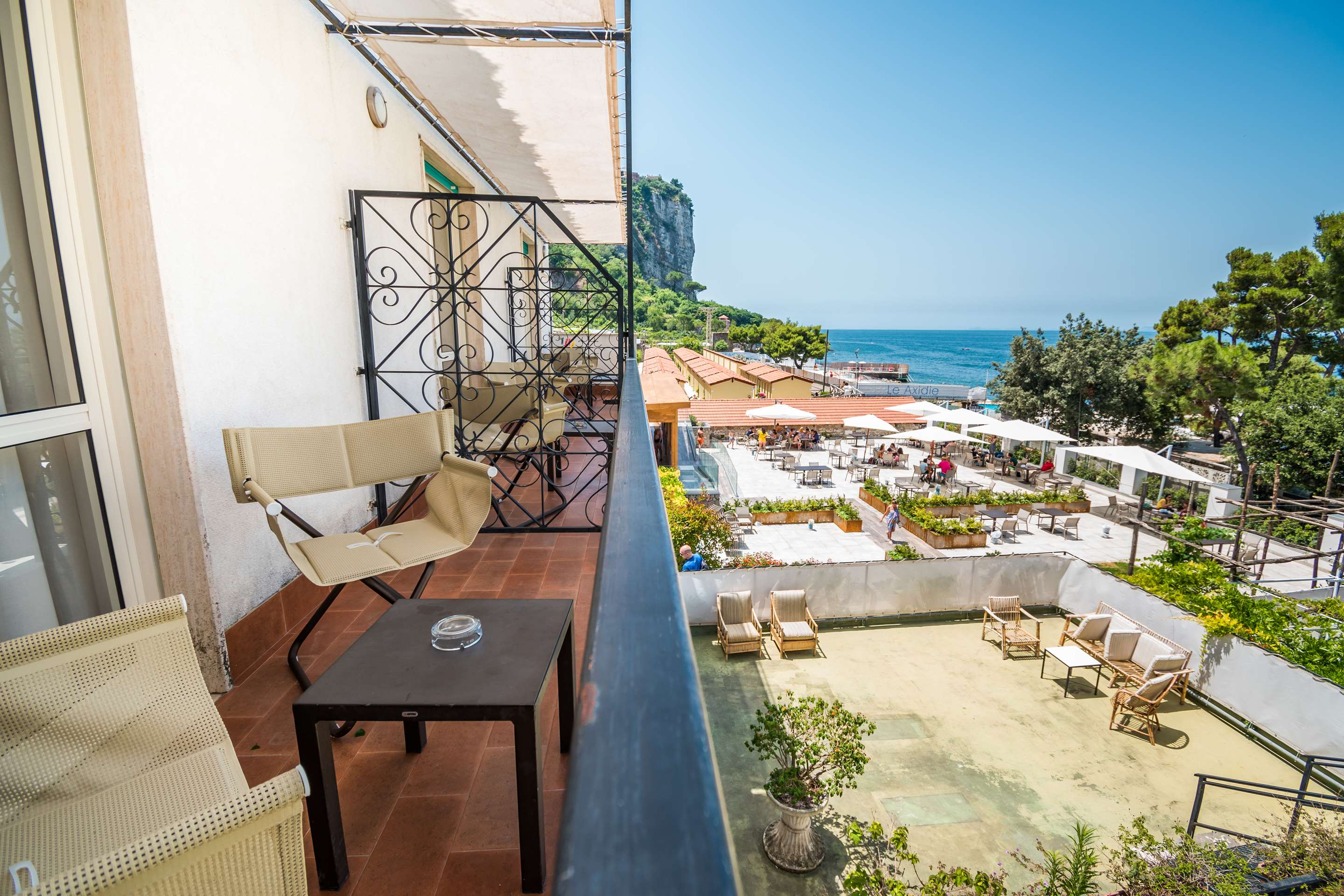 1张特大床，禁烟，标准房，阳台，部分海景，可转换为两张单人床