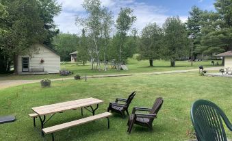 Colonial Bay Motel and Cottages