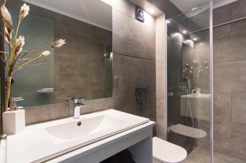 享有游泳池景致的一室公寓