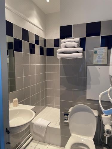 带山景的双人间