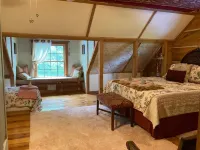 Tranquil retreat  on 16 acres sleeps 10 guests. Hotels in Izard County