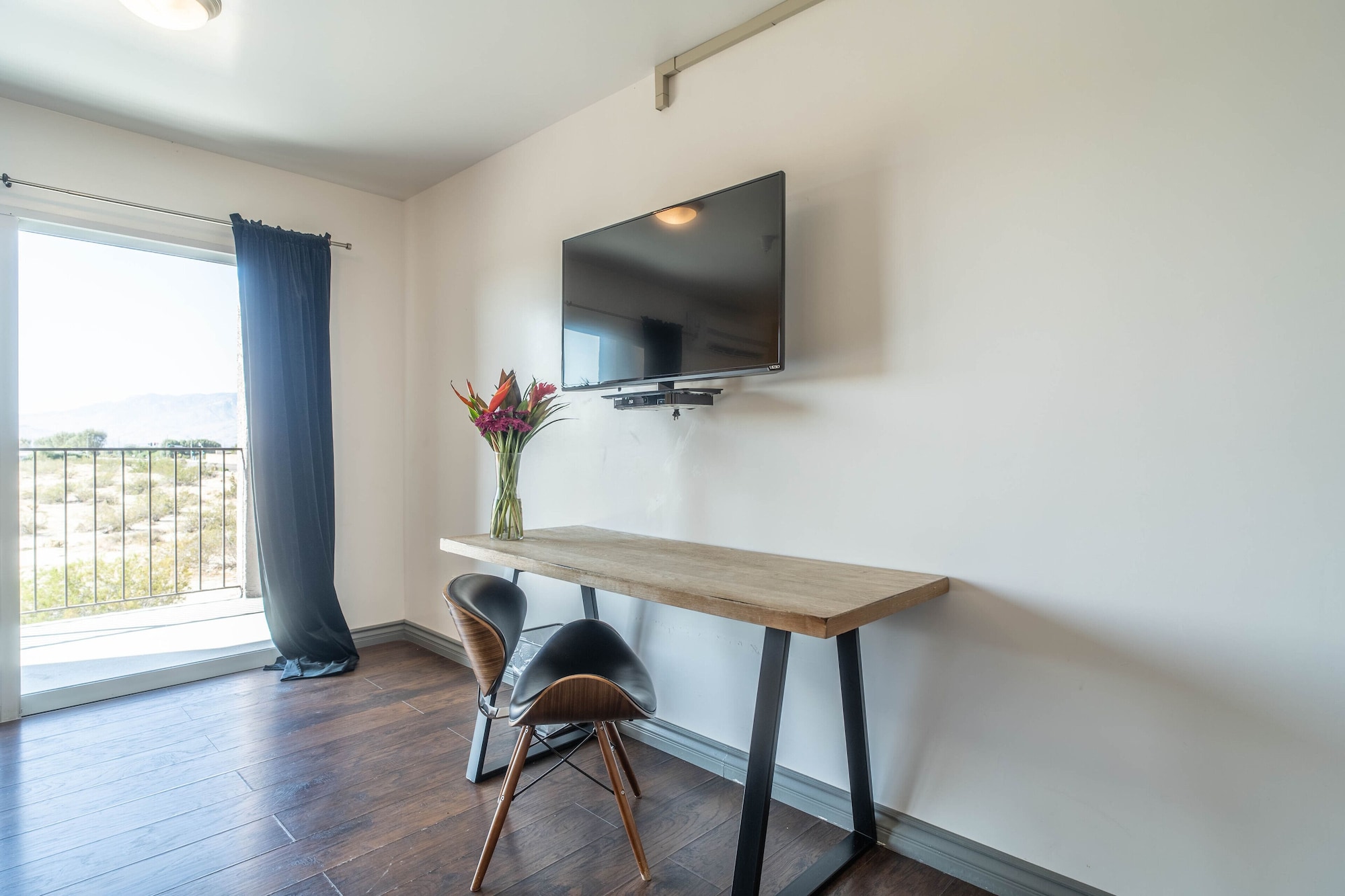 套房， 1 张特大床， 简易厨房， 山景