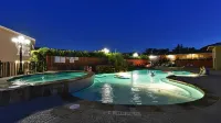 Sunday House Inn and Suites