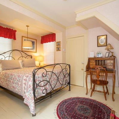 Deluxe Queen Room-Merrimac Clark Currier Inn Promo Code