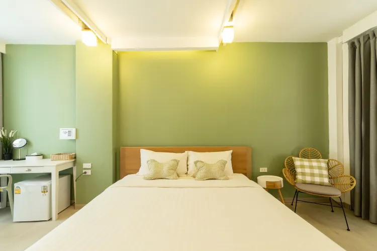 ห้องดีลักซ์ เตียงใหญ่ พร้อมวิวสวน