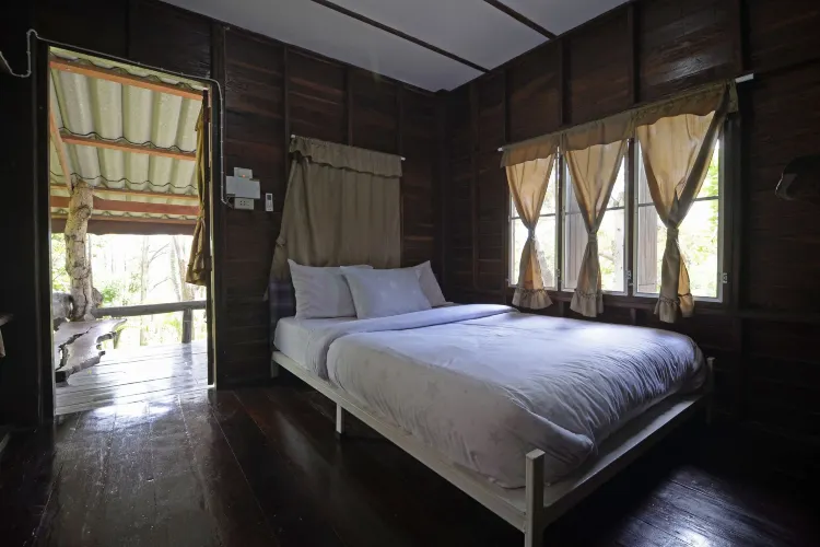 ห้องเตียงใหญ่ พร้อมวิวสวน