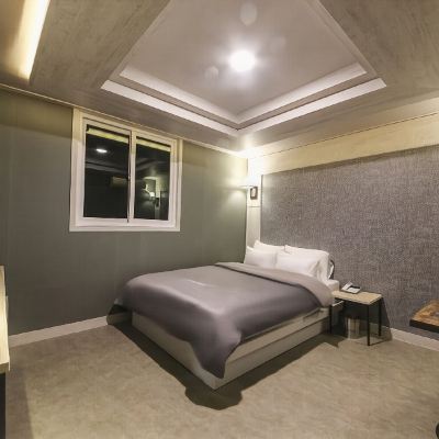 Semi-Private Room (High-Quality Bedding, Bathtub)