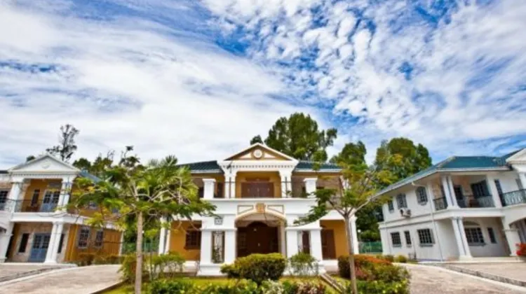 ティアラ ラブアン ホテル 外観