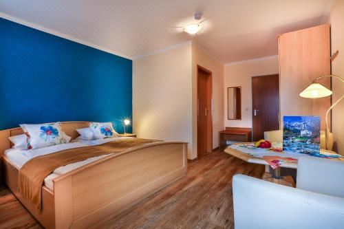 带山景的双人间