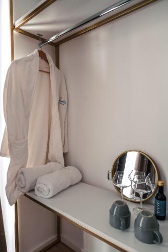 带阳台和海景的豪华双人房