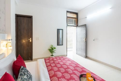 Homlee-Vintage 2BHK-Fort View-Bharat Mandapam-Ndls Two-Bedroom Apartment