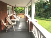 Spacious and charming home in a park-like setting ベリアンのホテル