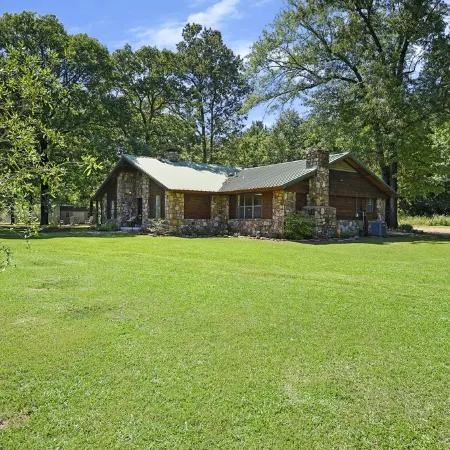 Secluded 4 bedroom farmhouse nestled on 8 acres with large lawn and oak trees. Отели в г. Брокен Боу