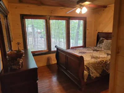 Cozy 3-bedroom Cabin in the Woods - No Cleaning Fee Hôtels à : 