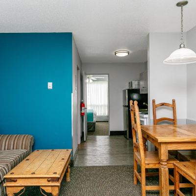 Family King Suite Tonquin Inn Promo Code