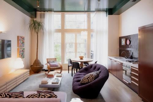 A luxe stay in the Paris end of Melbourne Apartment