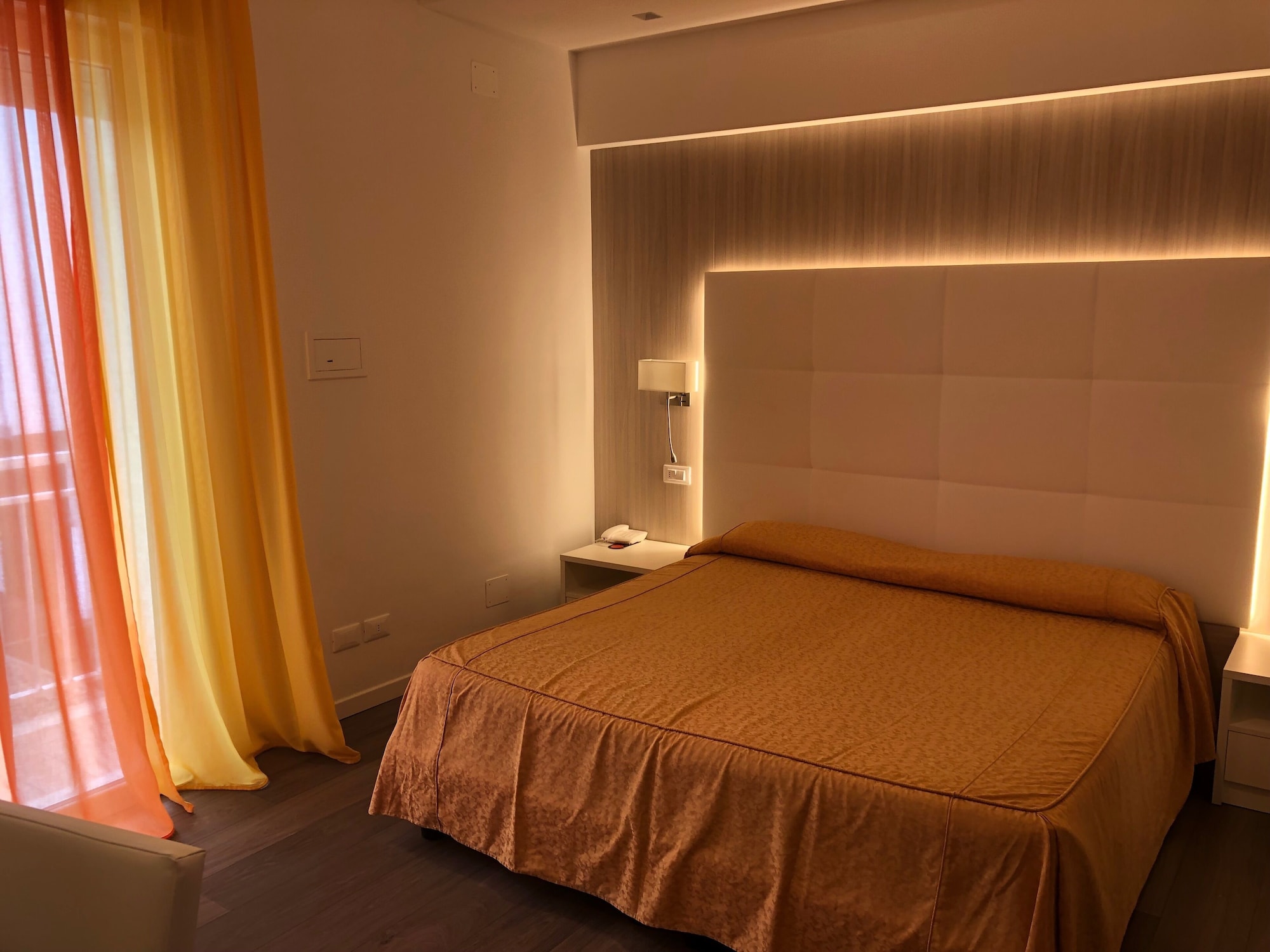 高级双人间或双床间享有部分海景