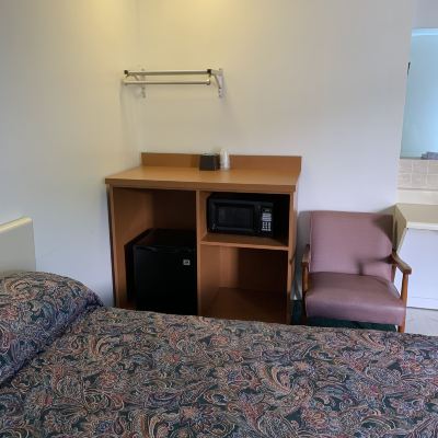 Single Queen Room-Non-Smoking Boone Trail Inn Promo Code