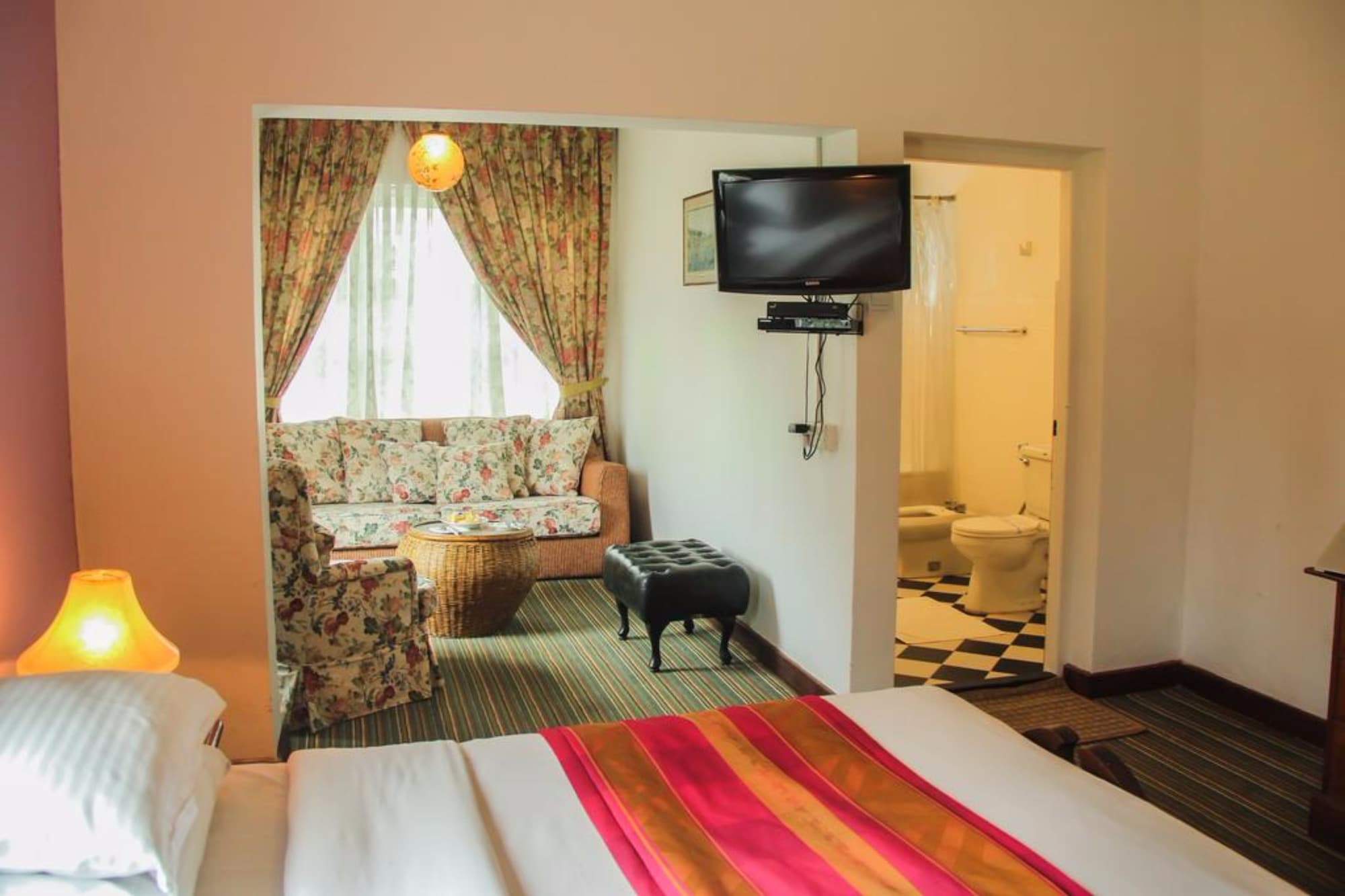 豪华套房， 1 张双人床， 浴缸