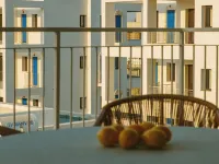 LIV & CO SUITES & VILLAS Hotele w: Oroklini