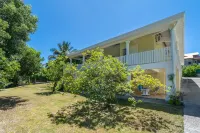 Villa Paradissol – Tropical Haven with Pool, Near Beaches, Warm Hospitality Hôtels à : 
