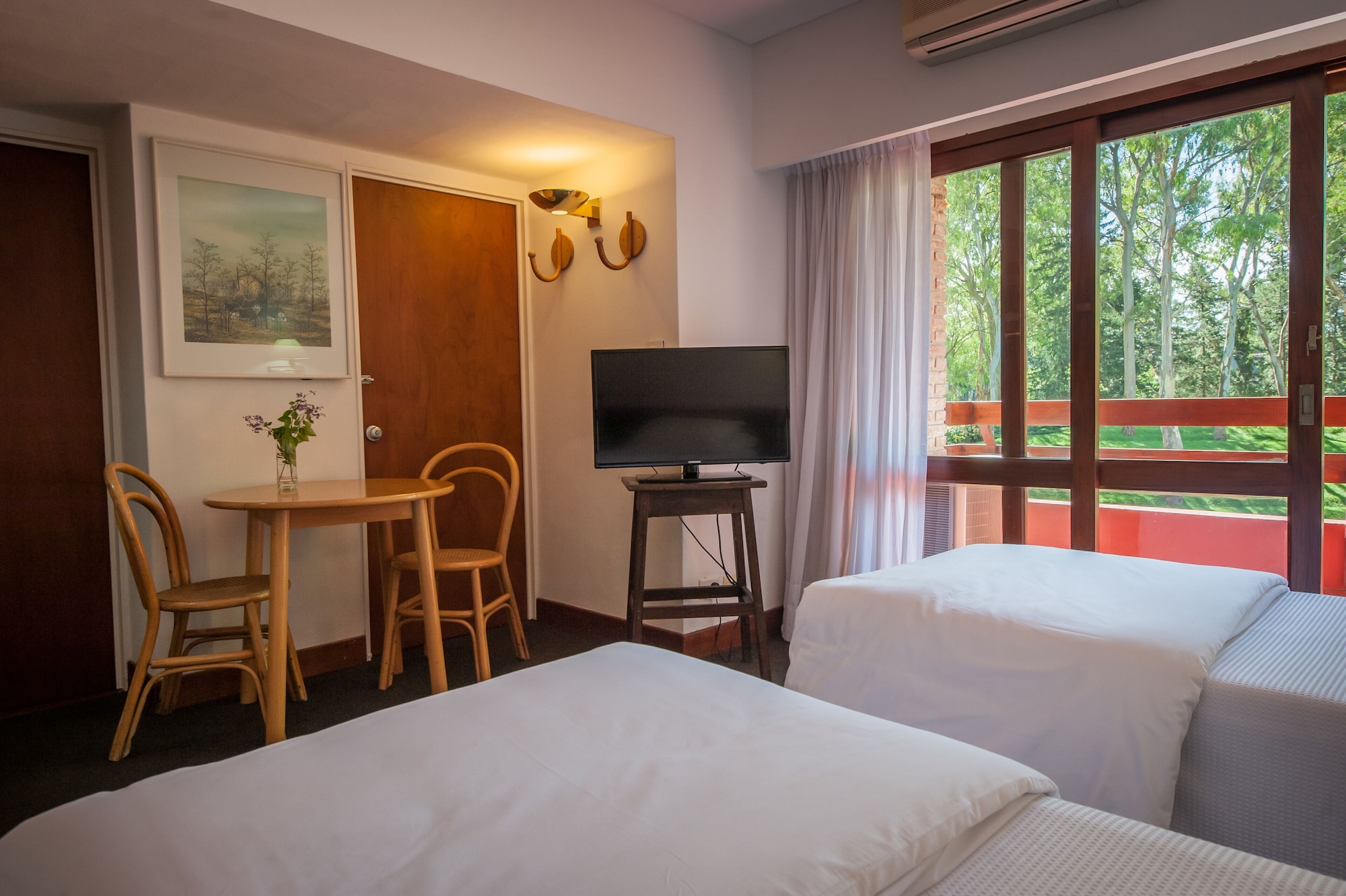 标准双人或双床房，1张特大床，阳台，花园景