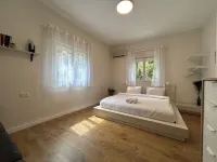 Amazing New Boutique Apartment with Balcony @ Carmel Center by Casa Carmel Hotéis em 