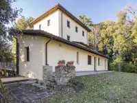 Apartment near Donatello Sculpture