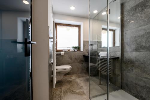 带阳台的小型套房