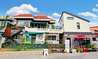 The Flower Road Guesthouse - Hostel