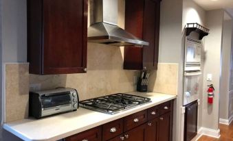 6149 Sandcrest · Next to Universal. 8 Beds. Pool. Very Clean - Housity