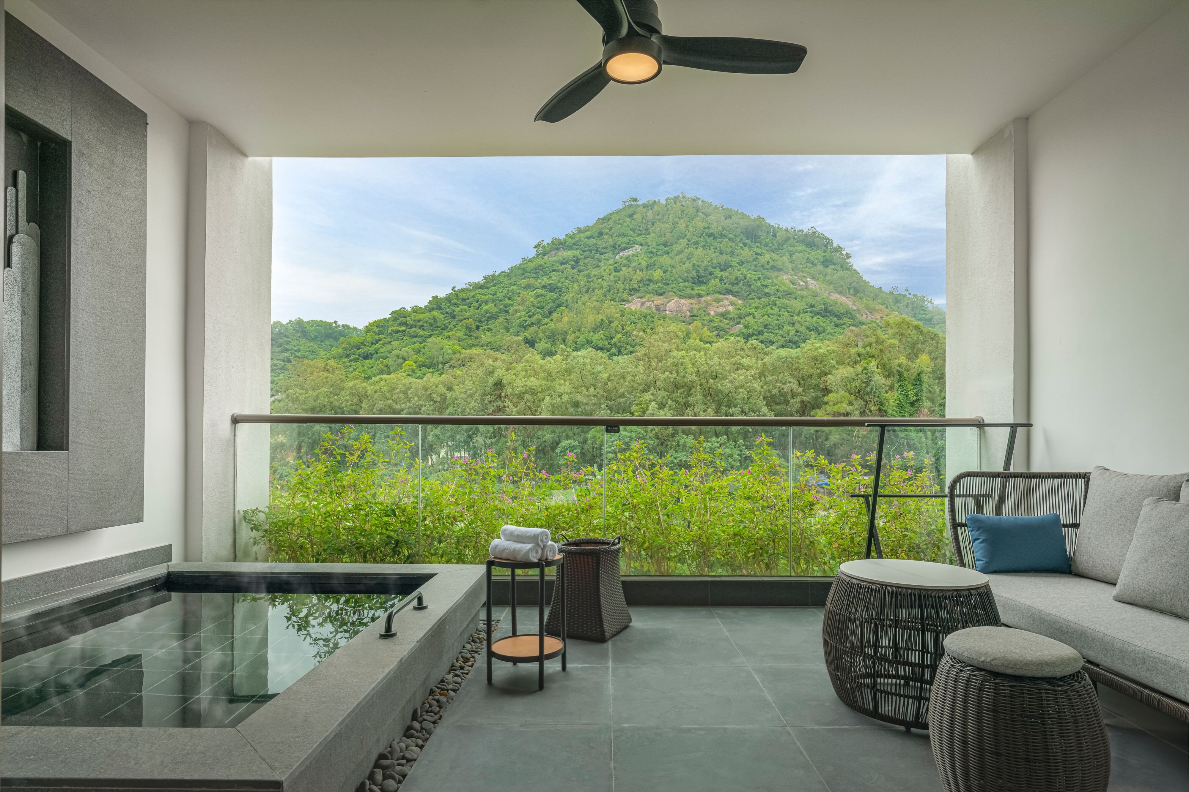 山景露台泡池豪华双床房