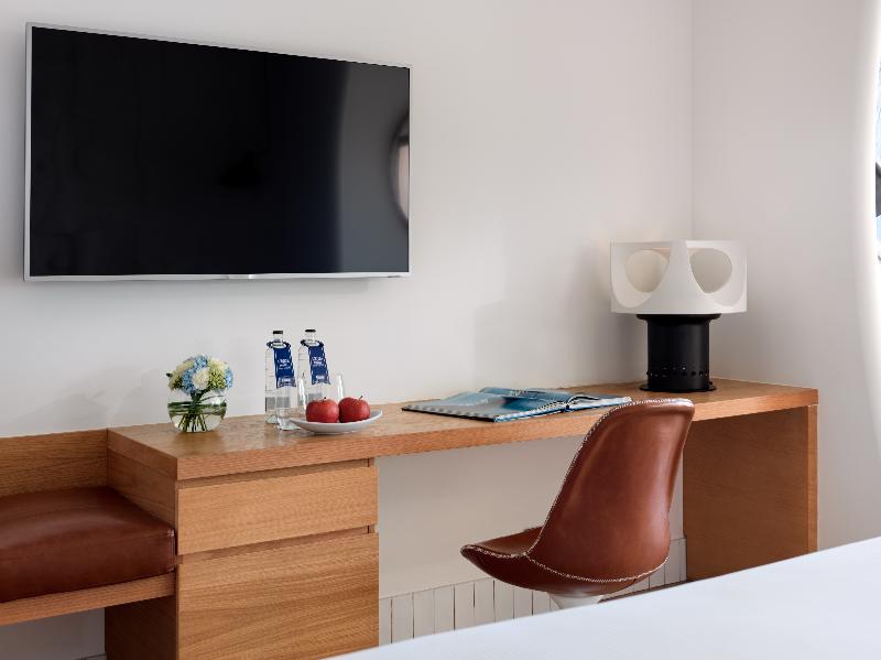 熟悉的泳池景观（1 名成人 + 1 名小童）