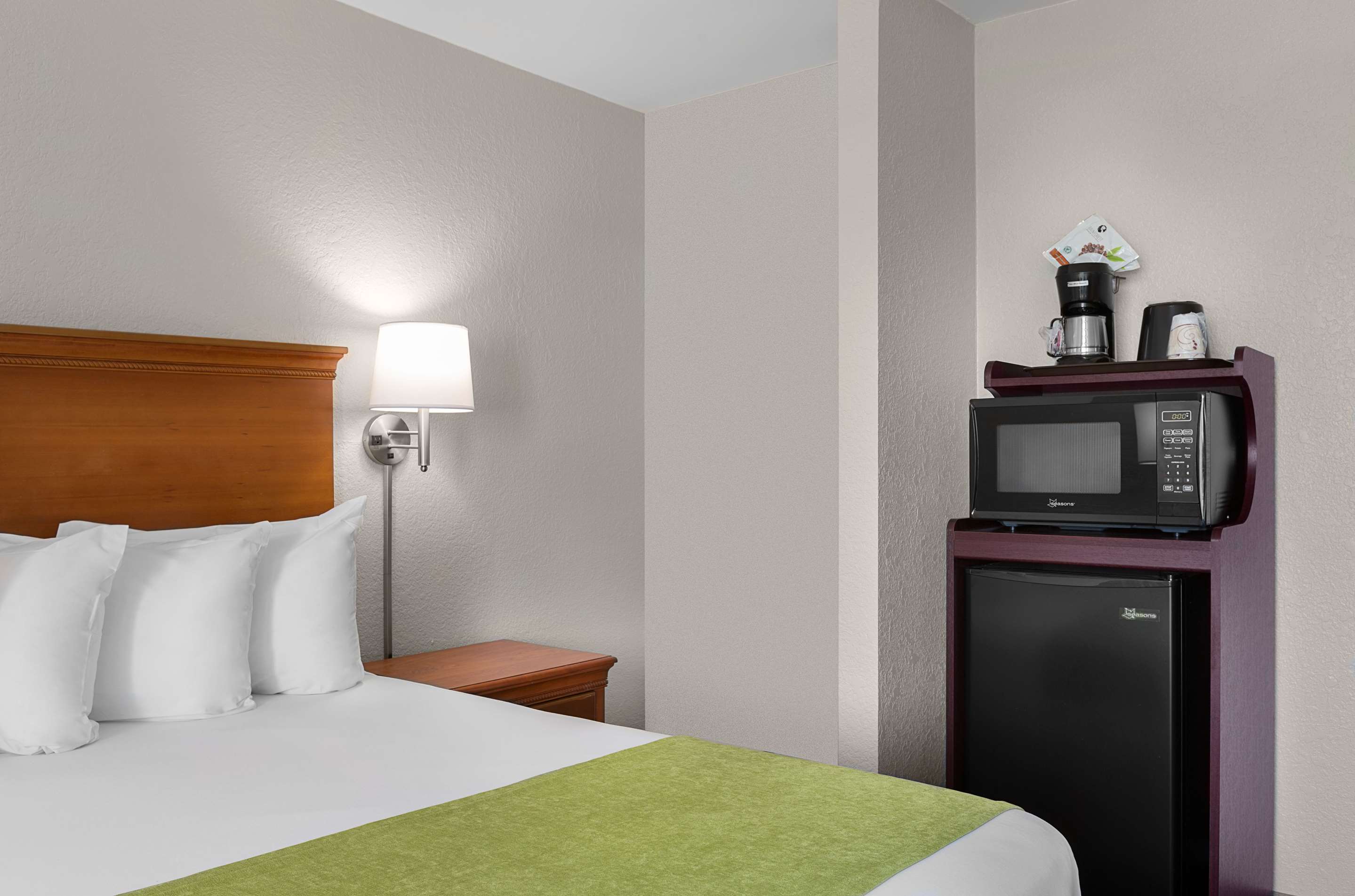 1张大床， 无烟， 西楼， 街对面， 带阳台， 街景， 微波炉和迷你冰箱