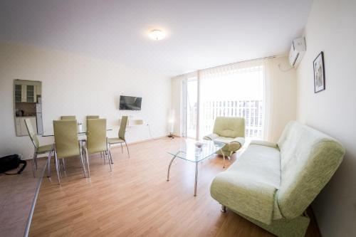 带阳台的两卧室公寓