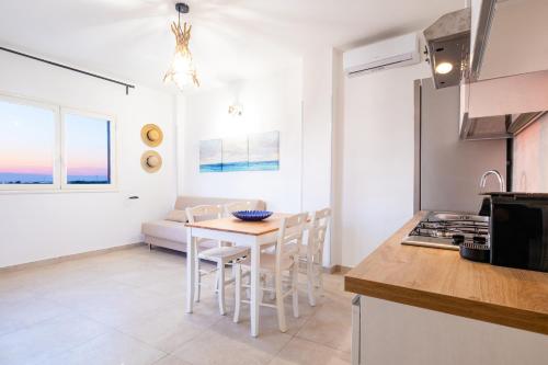 带按摩浴缸和海景的顶层公寓