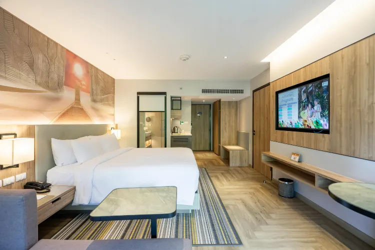 ห้องพรีเมียมเตียงคิงไซส์ 1 เตียง วิวสนามเล่นน้ำ พร้อมระเบียง