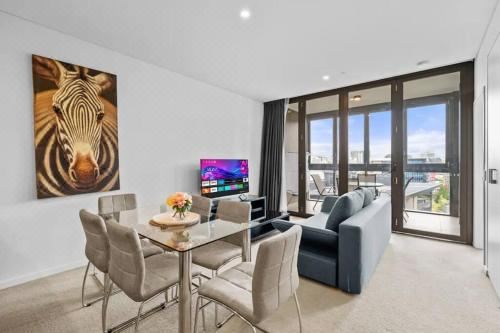 Elegant Urban Hideaway - Private Luxury Residential Apartment, Walk to South Bank & Free Carpark Two-Bedroom Apartment