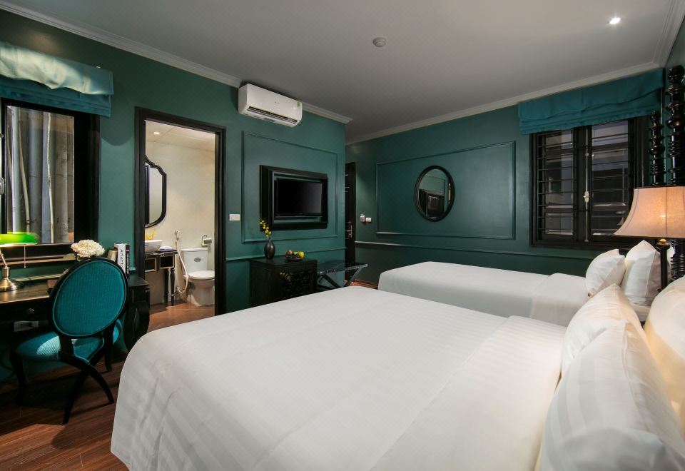 Grande Collection Hotel & SpaFamily Quadruple Room (Window)