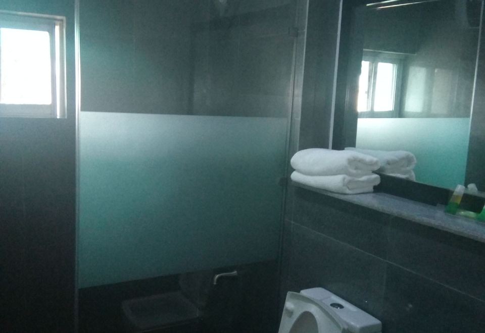 小型套房， 1 张大床， 无烟房， 泳池景观