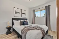 Stylish Drumheller Retreat: Steps from the Red Deer River!