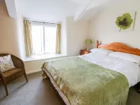 3 Rose Cottages Hotels in Looe