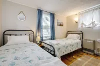 1 Mi to Ferry Sea Street Cottage in Hyannis