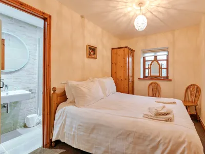 Cottage in Shropshire with Pool & Tennis Hotels in 