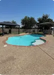 Cozy 2-bedroom caravan in nice Cleburne with AC, WiFi