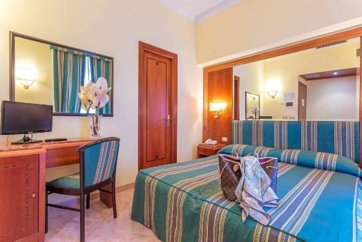 Raeli Hotel Lux