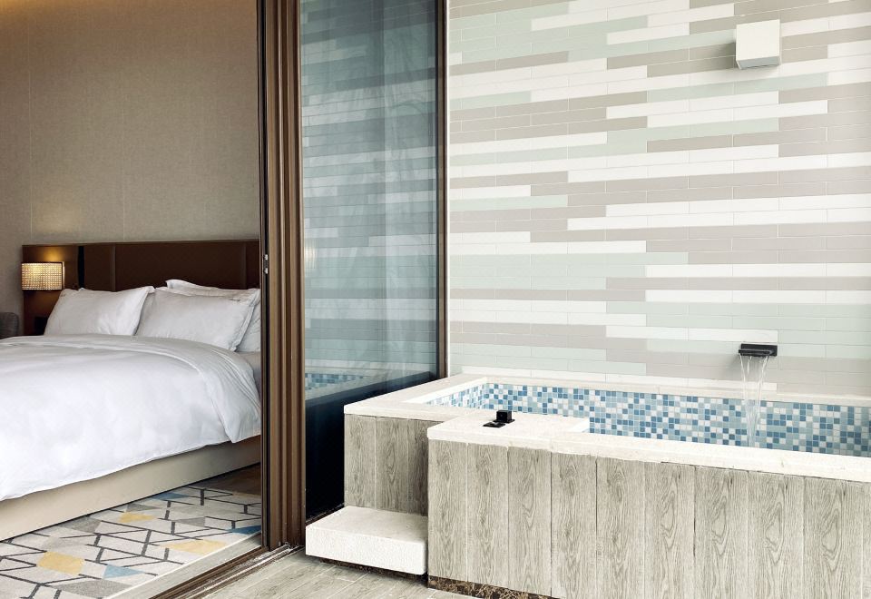 温泉高级湖景大床房