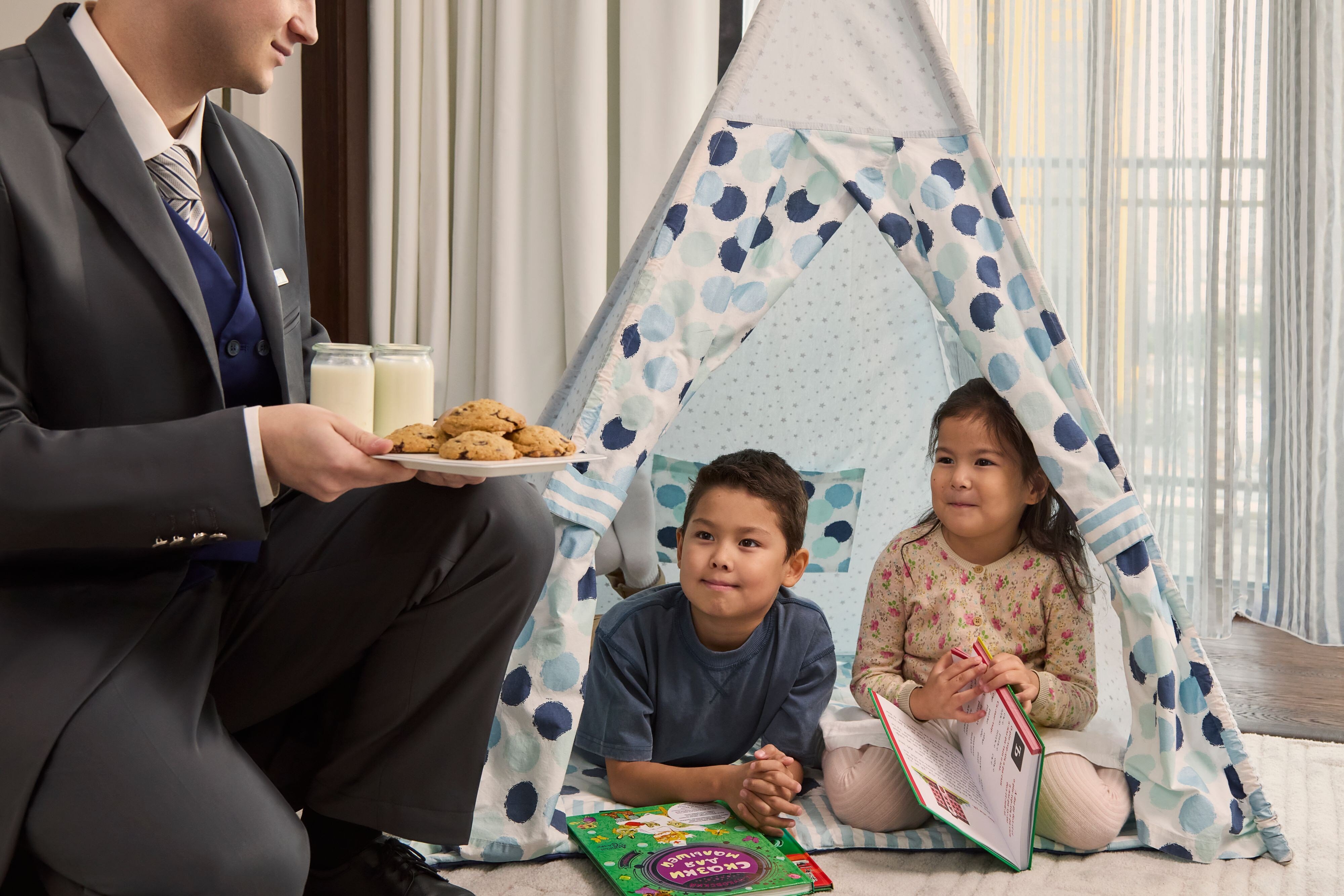 瑞吉套房，一卧室较大套房，1张特大床，河景