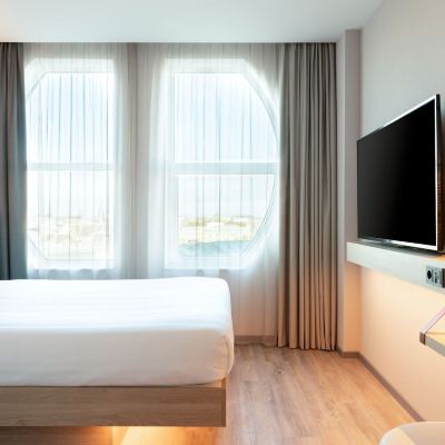 Moxy Family, Guest room, 1 Queen, Sofa bed Moxy The Hague Promo Code