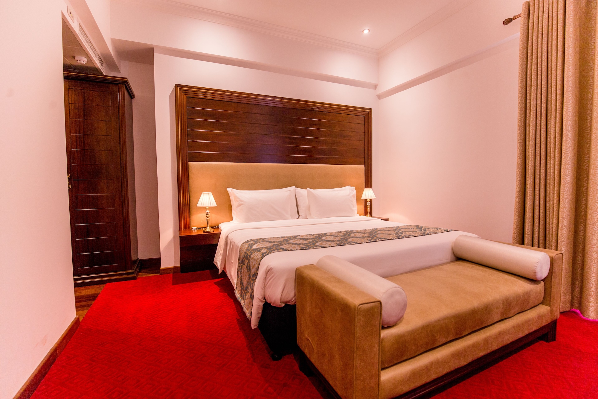 豪华双人房， 1 张特大床， 城市景观